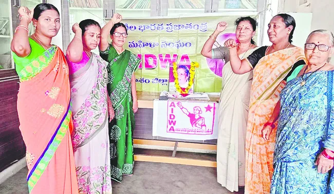మోటూరి స్ఫూర్తితో మహిళా సమస్యలపై పోరాటం