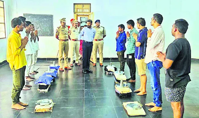 ఖైదీల సౌకర్యాలపై ఆరా