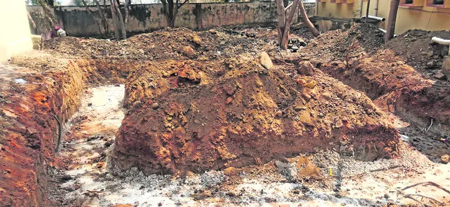 మోడల్‌ ఇందిరమ్మ ఇల్లు పూర్తయ్యేదెన్నడు?