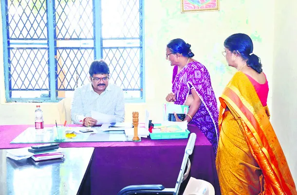 దరఖాస్తులకు సత్వర పరిష్కారం చూపండి