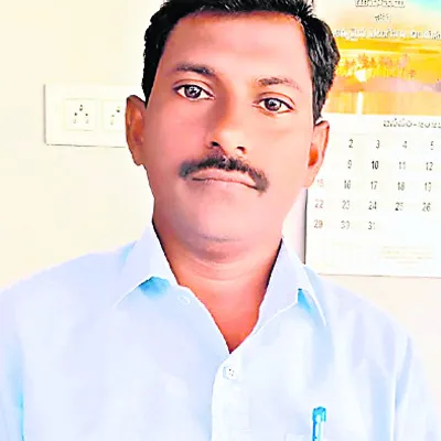 అదుపు తప్పిన బైక్..