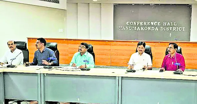 సకాలంలో దుస్తులు కుట్టి ఇవ్వాలి