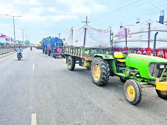 ధాన్యం ట్రాక్టర్ల బారులు