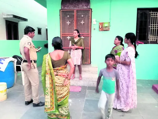 ముఖంపై తలుపులేసి.. ఏడడుగుల బంధాన్ని గెంటేసి!