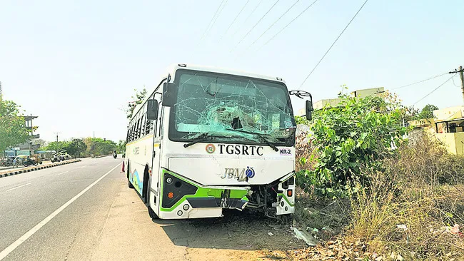 హార్వెస్టర్ను ఢీకొట్టిన ఆర్టీసీ బస్సు