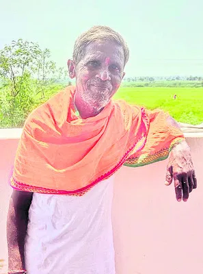 కోడికోసం వెళ్లి.. బావిలో పడి