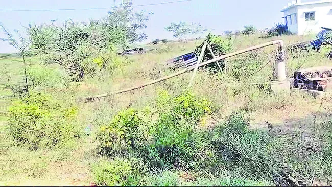 ప్రభుత్వ బోరు.. టీడీపీ నేత చేనుకు నీరు!