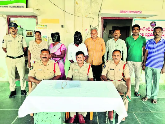 చైన్ స్నాచింగ్ కేసులో ఇరువురి అరెస్టు
