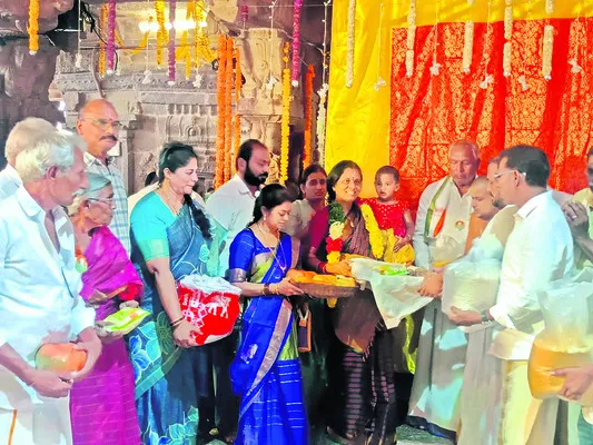 ఒంటిమిట్ట రామయ్యకు పదార్థాల సమర్పణ