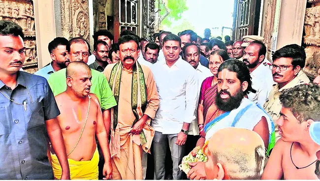 శ్రీరాముడిని రోల్మాడల్గా తీసుకోవాలి