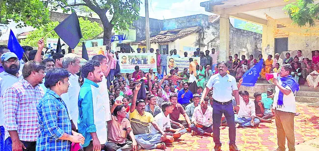 వల్లంపూడి ఎస్ఐని సస్పెండ్ చేయాలి