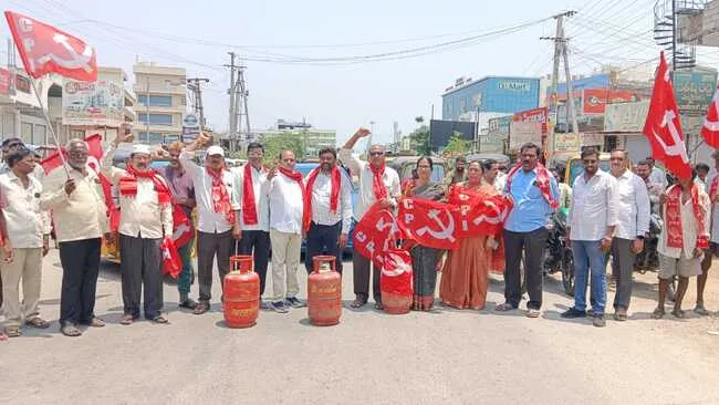 పెంచిన గ్యాస్ ధర తగ్గించాలి
