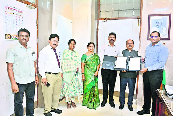 విశాఖ మహిళా కళాశాలకు హెచ్పీసీఎల్ విరాళం