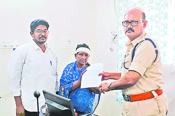 మహిళపై టీడీపీ మాజీ కౌన్సిలర్ దాడి
