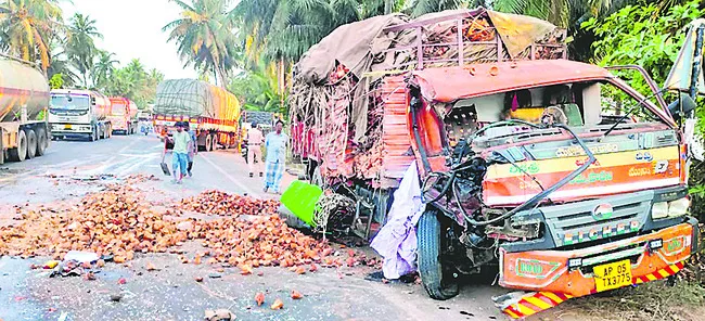 ఎదురెదురుగా ఢీకొన్న లారీ, వ్యాన్
