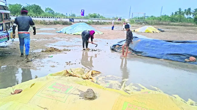 అకాల వర్షంతో ఆగమాగం