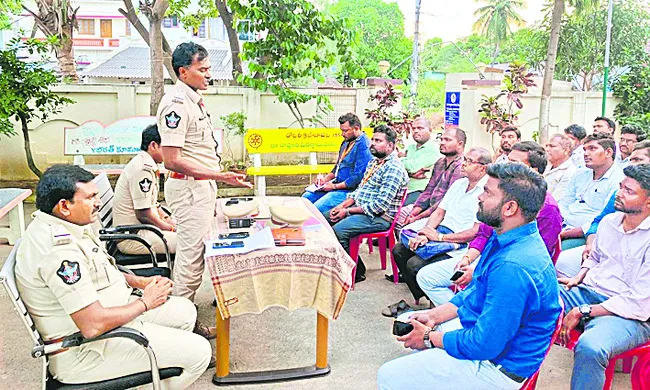 వసూళ్ల పేరిట వేధింపులకు గురి చేస్తే చర్యలు