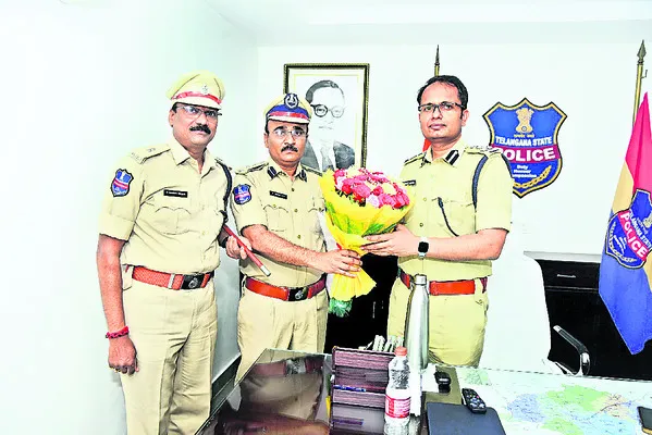 సీపీని కలిసిన అటవీ, ఎకై ్సజ్ అధికారులు