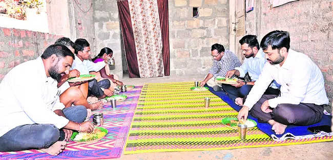 రైతు ఇంట్లో కలెక్టర్ భోజనం