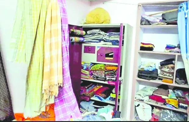 తాళం పగులగొట్టి ఇంట్లో చోరీ