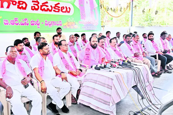 రైతులను పట్టించుకోని మంత్రులు