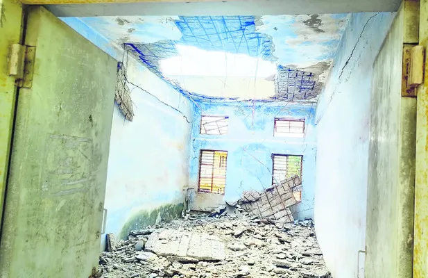 పీజీ సెంటర్లో కూలుతున్న అకడమిక్ బ్లాక్ భవనం