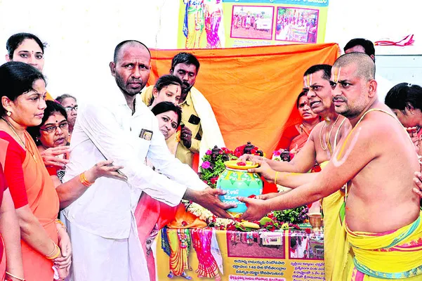 ●గోటితో ఒలిచిన తలంబ్రాలు అందజేత