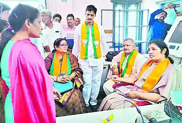 ప్రజలకు నిత్యం అందుబాటులో ఉండాలి