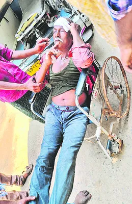 ఆటో బోల్తా పడి 10 మందికి గాయాలు