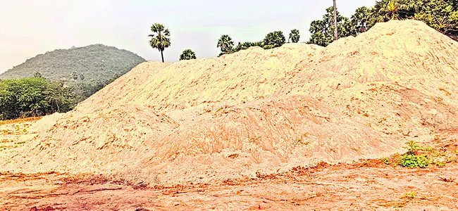 ప్రభుత్వ ఇసుకకు డిమాండ్ కరువు