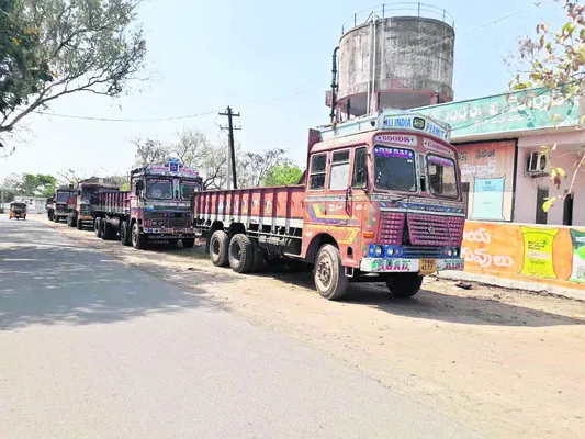 ముందస్తుగానే లారీలు