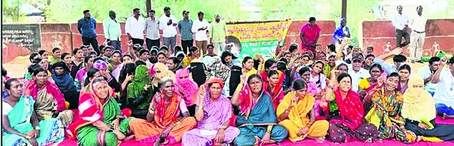 ఉపాధి హామీ పనుల కోసం ధర్నా