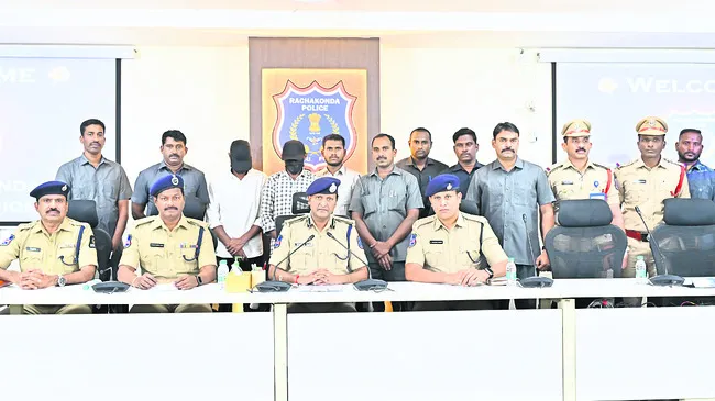 హాషిష్ ఆయిల్ తరలిస్తున్న ఇద్దరు అరెస్ట్