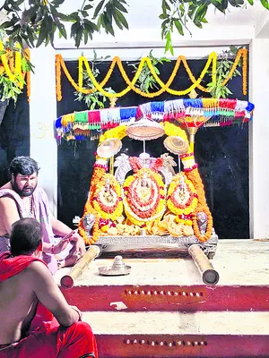 అటు ఆళ్వారు.. ఇటు ఆదిత్యుడు