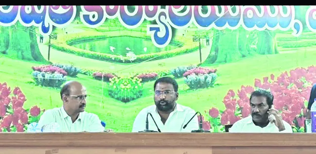 పెండింగ్ పనులు వెంటనే పూర్తి చేయాలి