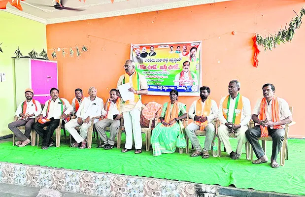 కేంద్రం నిధులిచ్చే పథకాలకు పీఎం ఫొటో పెట్టాలి
