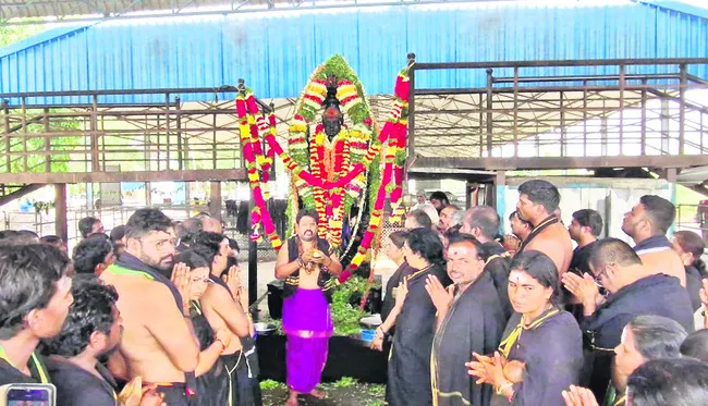 శనేశ్వరుడికి శతకుంభ తిలతైలాభిషేకం