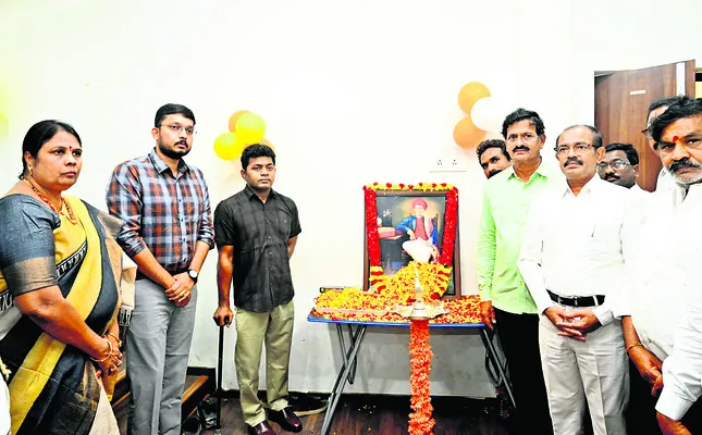 పూలే ఆశయసాధనకు కృషి చేయాలి