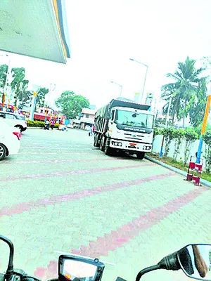 హెవీలోడ్తో వెళ్తున్న లారీల పట్టివేత