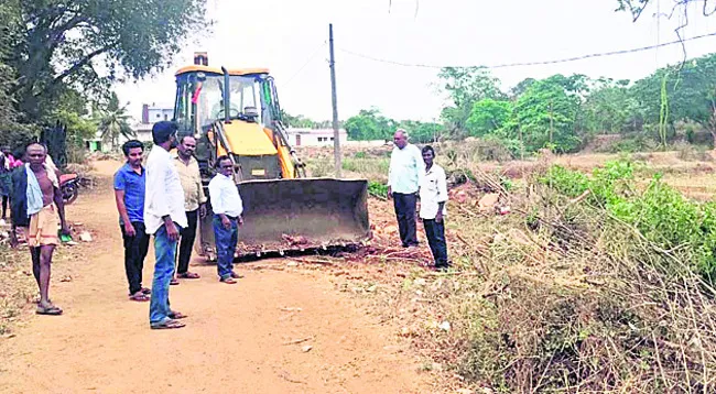 ఎర్రచెరువు ఆక్రమణల తొలగింపు
