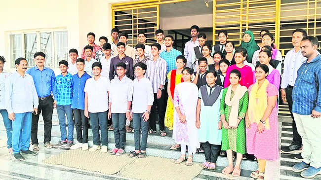 ఇంటర్ ఫలితాల్లో శశి విద్యార్థుల సత్తా