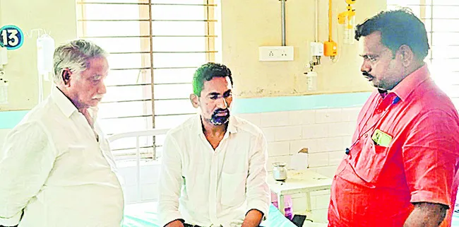రేషన్ బియ్యం కొనుగోలును ప్రశ్నించిన డీలర్పై దాడి