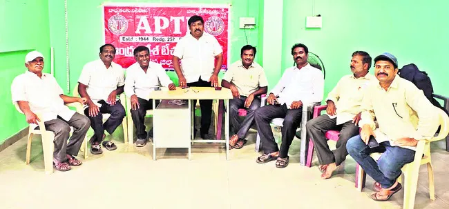 పెన్షనర్లకు డీఏ, ఐఆర్లను ప్రకటించాలి
