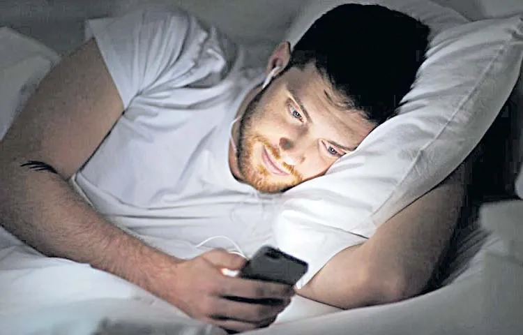 Watching screens for an hour at night increases the risk of insomnia by 59 percent