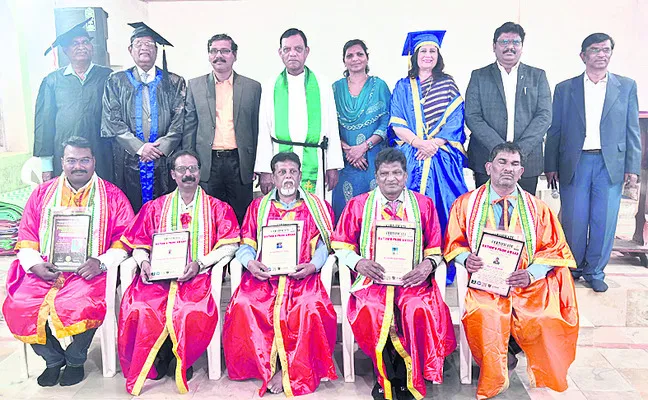 ఉత్తమ సేవలకు అవార్డుల ప్రదానం