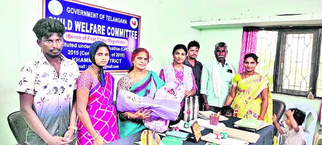 శిశుగృహకు కవల ఆడపిల్లలు