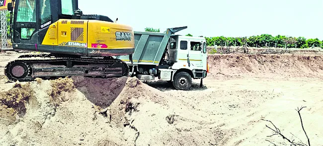 మట్టి తోలితే.. మనల్నెవడ్రా ఆపేది..?!