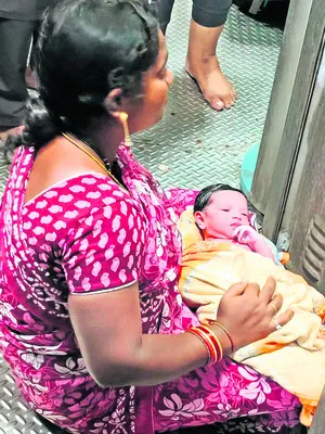 రైల్వే సిబ్బంది చొరవతో మహిళ సుఖ ప్రసవం
