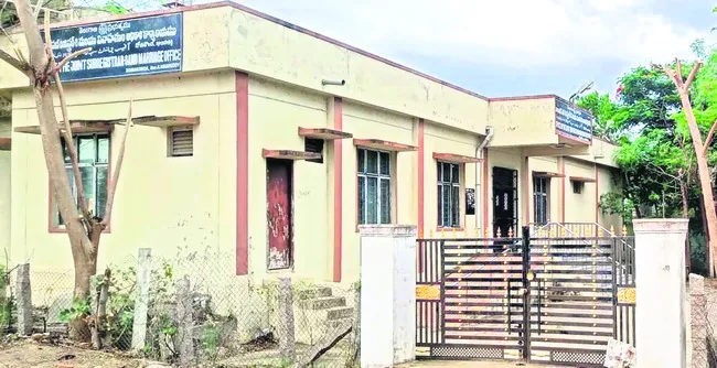 ఖాళీ స్థలాల రిజిస్ట్రేషన్లకు ఆటంకాలు