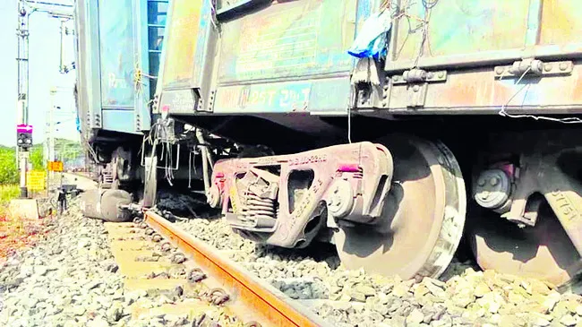 బెళగావిలో పట్టాలు తప్పిన గూడ్స్